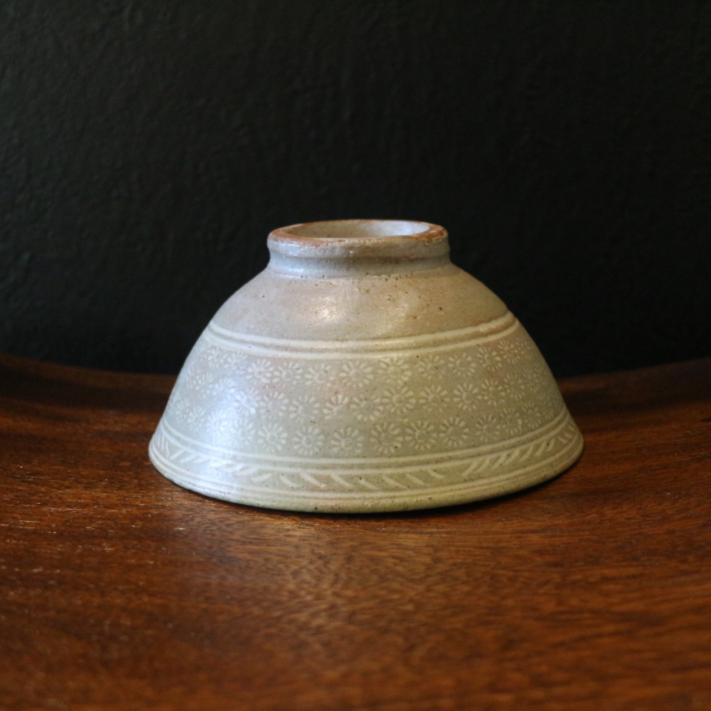 Gray glazed chrysanthemum pottery tea bowl
