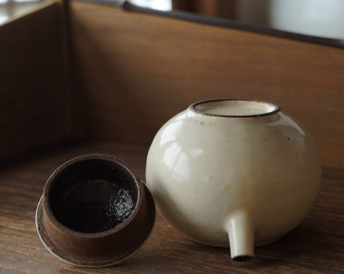 Round-shaped Ceramic White Powder Glaze Teapot