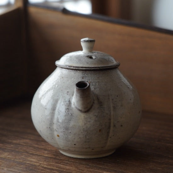 Diamond-pattern Ceramic Teapot with White Powder Glaze(Round Style)