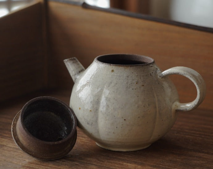 Diamond-pattern Ceramic Teapot with White Powder Glaze(Round Style)