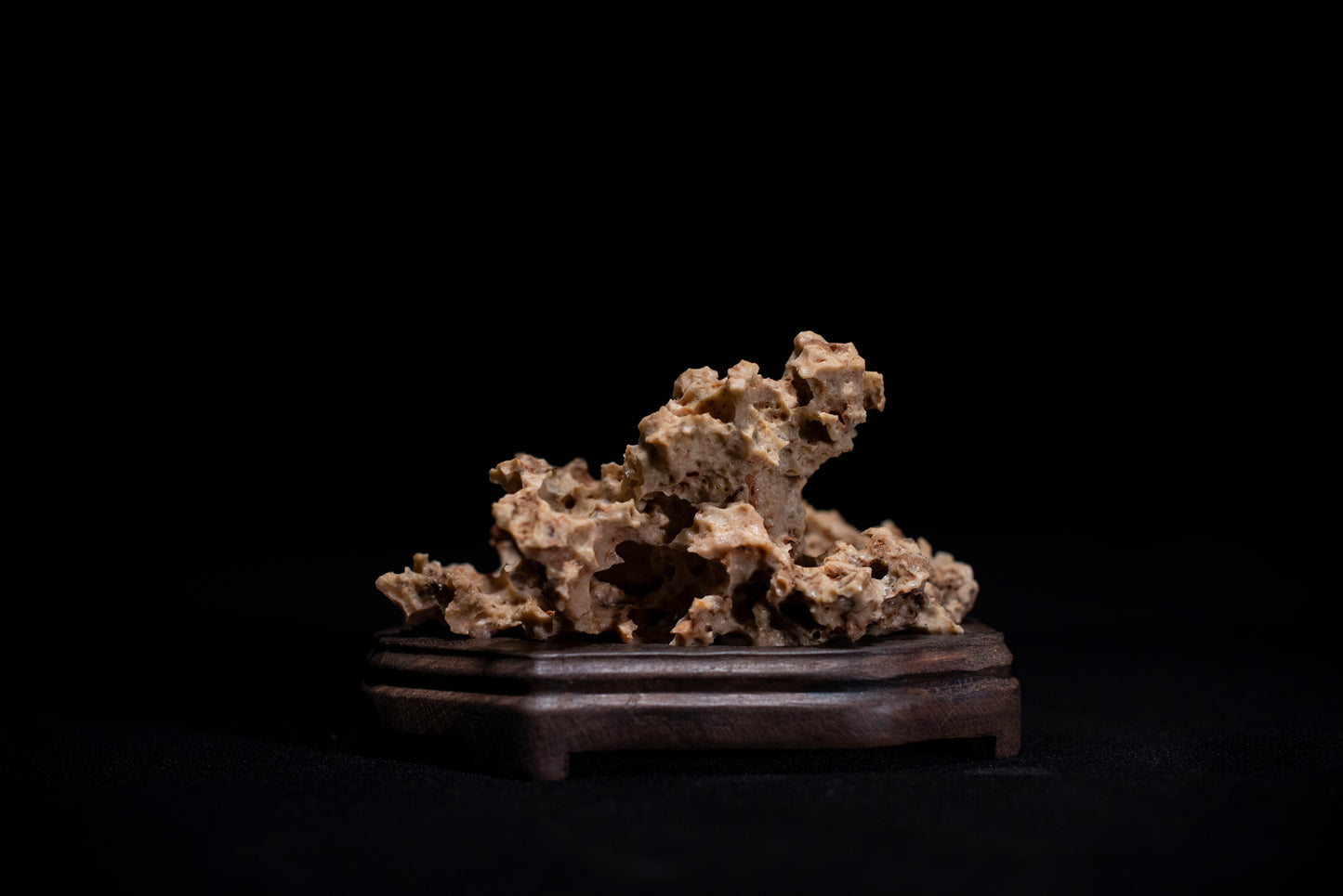 賞石擺件/湘西紫玲瓏 - 黃金甲香爐 Golden Xiangxi Taihu Stone Incense Burner