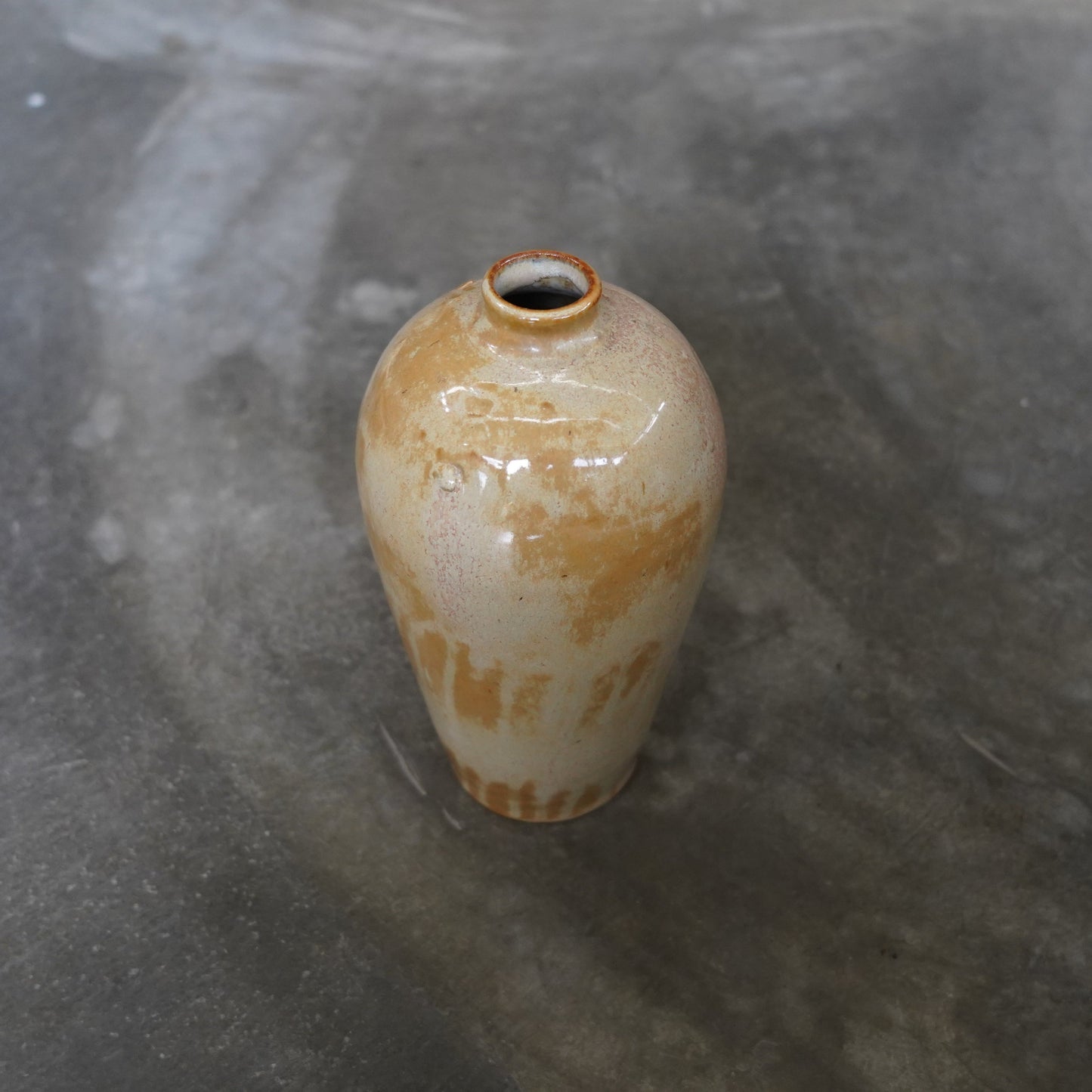 茶色釉陶花瓶