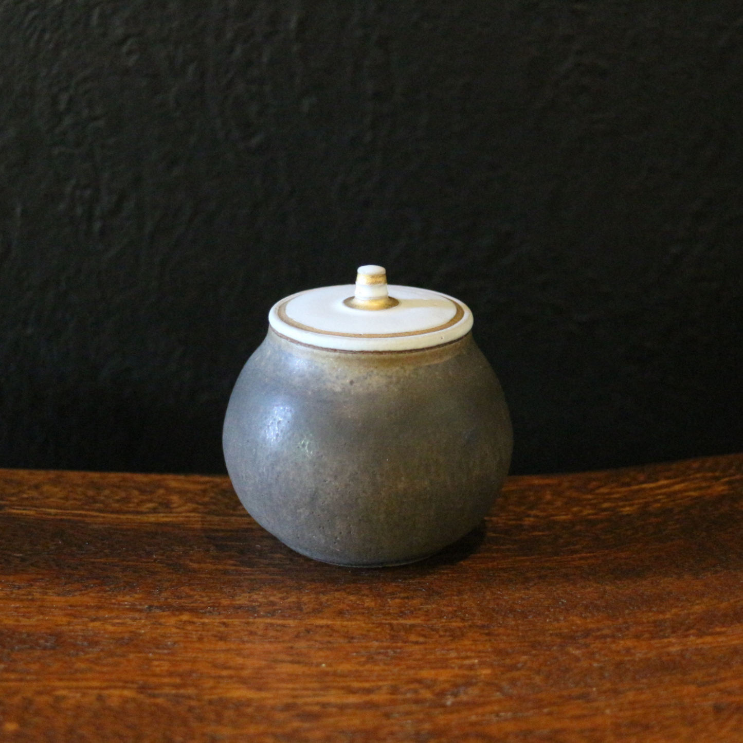 Gold glazed tea can with white lid