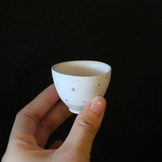 白瓷藍圓點茶杯