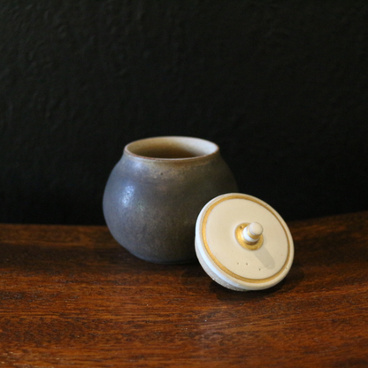 Gold glazed tea can with white lid