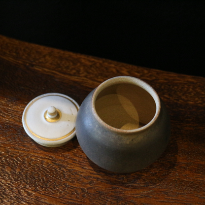 Gold glazed tea can with white lid