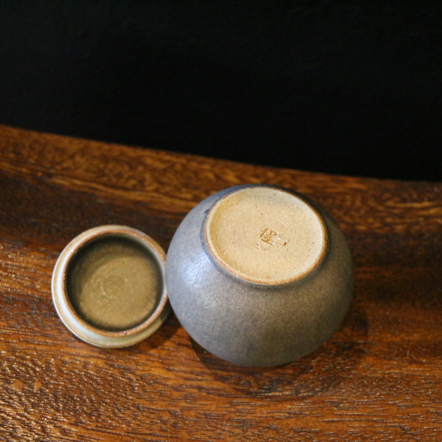 Gold glazed tea can with white lid
