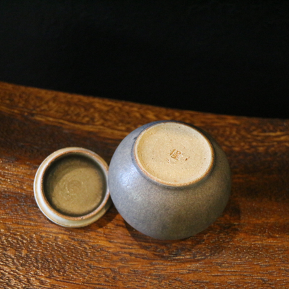 Gold glazed tea can with white lid
