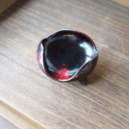 Lacquerware/boxwood three-legged tea sink