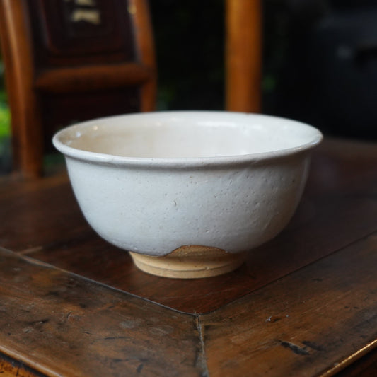米白色陶茶碗