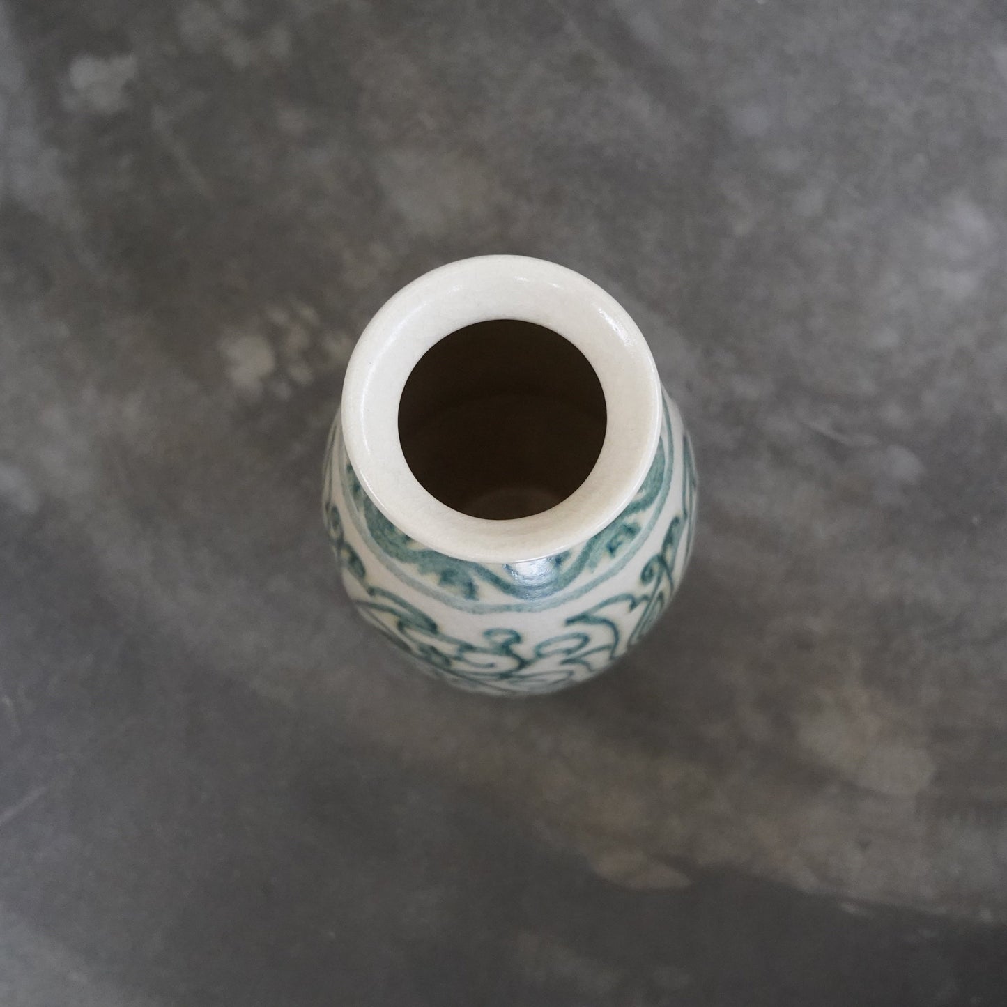 白底綠花紋陶花器