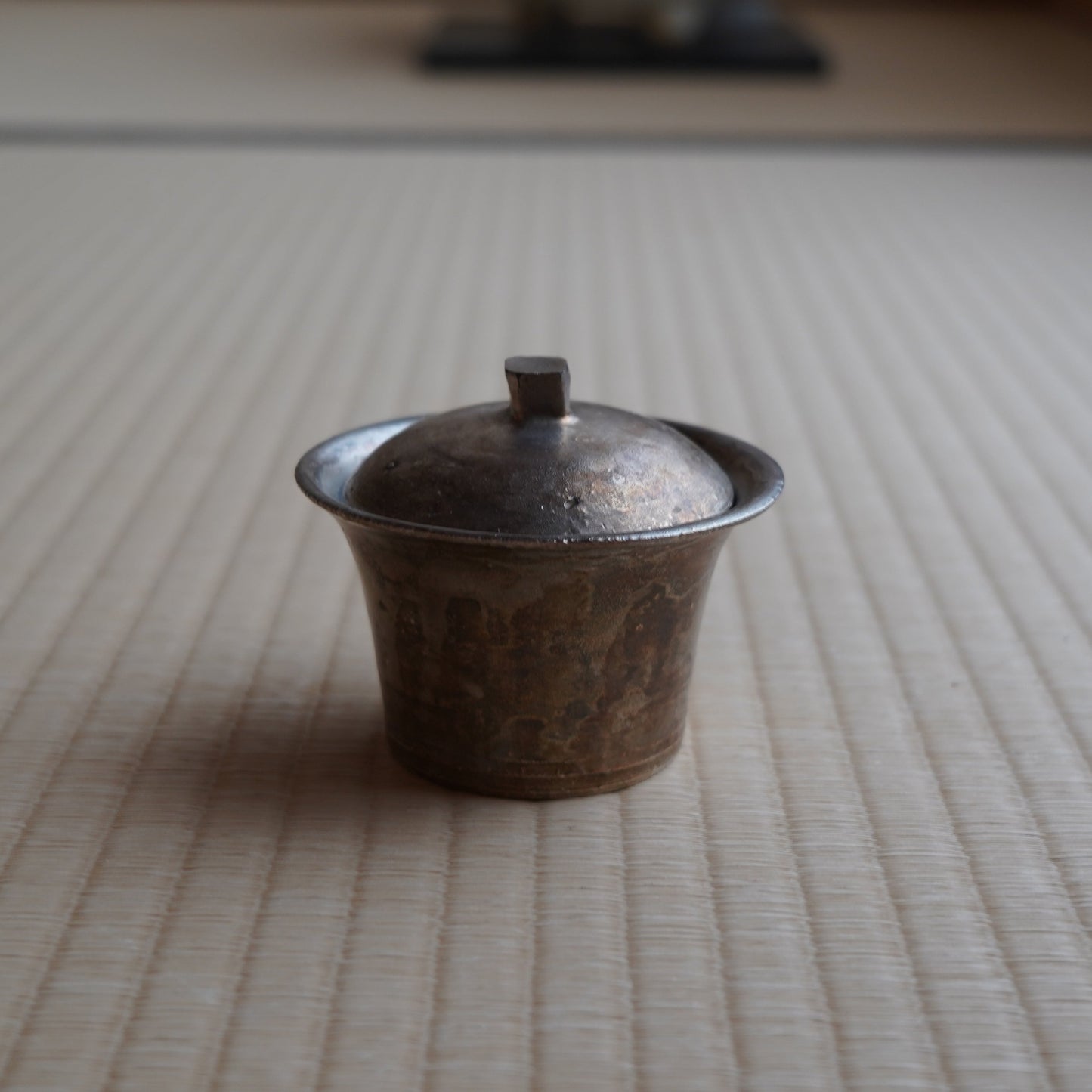Liquid silver square button tea bowl